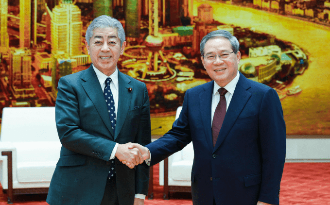 El exministro japonés Takeshi Iwaya llega a Pekín al frente de una delegación económica