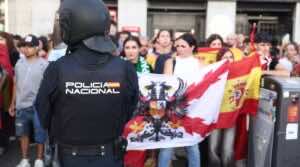 Fiesta Nacional: insultos a Sánchez y acoso ultra a la acampada de Sol