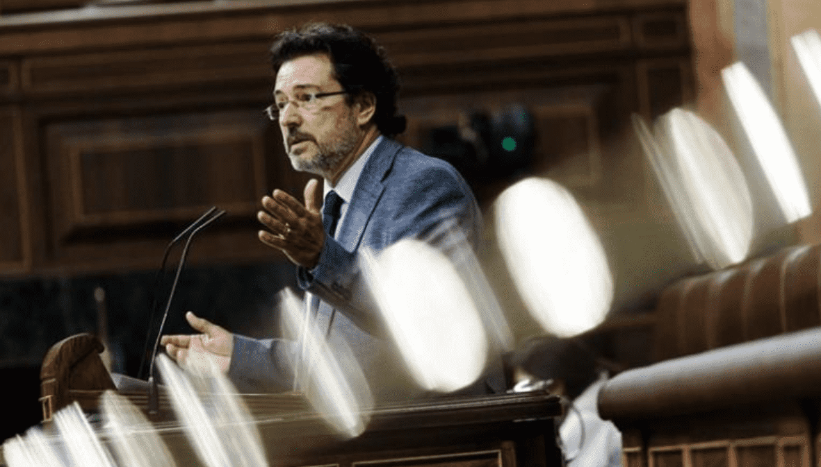 Isidre Gavín, diputado de Junts, durante su intervención en la tribuna del Congreso de los Diputados.