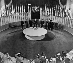 La firma de la Carta de las Naciones Unidas en San Francisco, en junio de 1945, sentó las bases de un nuevo orden internacional fundado en la cooperación y el mantenimiento de la paz.
