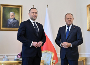 El presidente de Polonia, Karol Nawrocki (izquierda), y el primer ministro, Donald Tusk (derecha), protagonistas del enfrentamiento institucional que atraviesa el país a raíz de la crisis del Tribunal Constitucional.